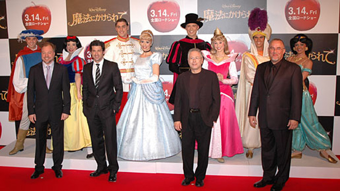 『魔法にかけられて』ジャパン・プレミア。前列左からケヴィン・リマ監督、パトリック・デンプシー、アラン・メンケン、プロデューサーのクリス・チェイス。後列は歴代のディズニーのプリンス＆プリンセスたち。