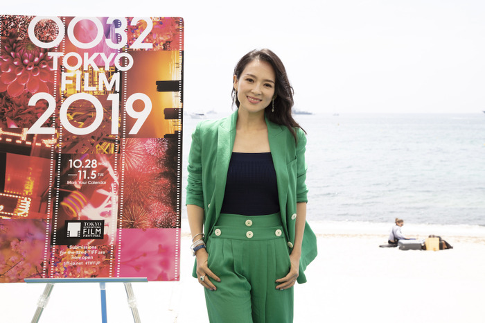 カンヌの海に映える緑のパンツルック(c)2019 TIFF_Kazuko WAKAYAMA
