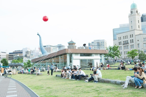 象の鼻テラス。開放的な芝生の広場でくつろげる。Photo：Mito Ikeda