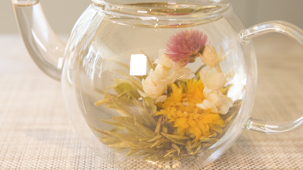 お茶に浮かぶ花を楽しむ！ 「クロイソス銀座店」の工芸茶で優雅なティータイムを