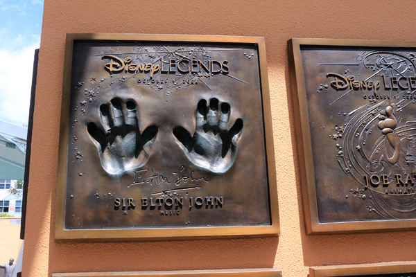 エルトン・ジョンの手形／ウォルト・ディズニー・スタジオ内「レジェンドプラザ」