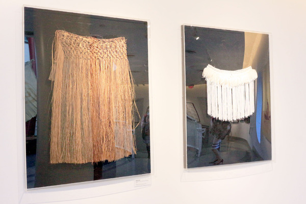 モアナの衣装を作る際のサンプル、左は70年代の材料を使ったスカート、右は新しいものアネット・マーナット氏によるアートワーク／ウォルト・ディズニー・アニメーション・スタジオ内『モアナと伝説の海』アートギャラリー