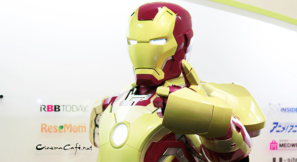 「cinemacafe.net」編集部を訪問したアイアンマン -(C) 2013 MVLFFLLC. TM ＆ (C) 2013 Marvel. All Rights Reserved.