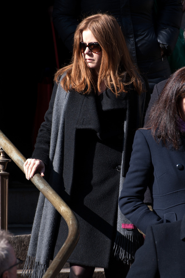 フィリップ・シーモア・ホフマンの葬儀に参加するエイミー・アダムス-(C) Getty Images