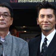釜山映画祭で『おくりびと』は上映され、上映後のティーチインに出席した本木雅弘と滝田洋二郎監督