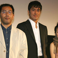 『青い鳥』舞台挨拶にて（左より）中西健二監督、阿部寛、まきちゃんぐ