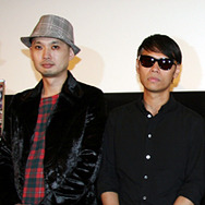 『40歳問題』舞台挨拶にて浜崎貴司（左）、大沢伸一