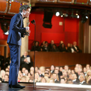 第87回アカデミー賞「主演男優賞」を受賞しスピーチに登壇した、エディ・レッドメイン／(C) Getty Images