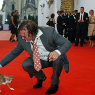ヴェネチア国際映画祭のレッドカーペットを歩くミッキー・ロークと愛犬のロキ -(C) Reuters/AFLO