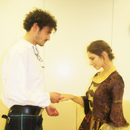 シネマカフェに訪問した18世紀のスコットランドの衣装に身を包むイケメン＆美女