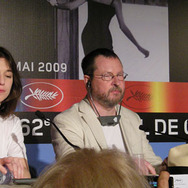 『ANTICHRIST』記者会見にて（左から）シャルロット・ゲンズブール、ラース・フォン・トリアー監督、ウィレム・デフォー
