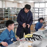工場再開を準備する菊池製作所社員を取材
