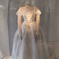 実際に使用された白の女王（アン・ハサウェイ）の衣裳　photo:Yoko Saito