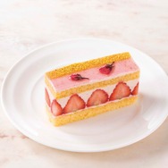 ヨックモック 青山店限定ケーキ「桜と苺のフレジェ」