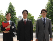 会計検査院の職員を演じる堤さん、綾瀬さん、岡田さん