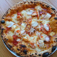 「海の幸とアメリケーヌソースのピザ」1,900円（税別）／「jun サントロペ」