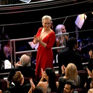 フランシス・マクドーマンドのスピーチで立ち上がるメリル・ストリープ／第90回アカデミー賞(C)Getty Images