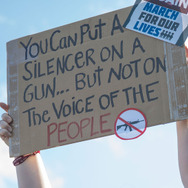 「March For Our Lives」に掲げられたプラカード-(C)Getty Images