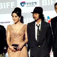 『マイウェイ 12,000キロの真実』より（左から）カン・ジェギュ監督、ファン・ビンビン、オダギリジョー、チャン・ドンゴン　photo：Ayako Ishizu