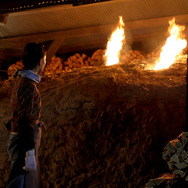 窯から吹き出す炎に驚く喜美子（第１回放送より）連続テレビ小説「スカーレット」（C）NHK