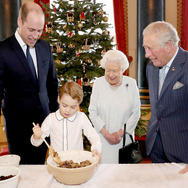 クリスマスケーキを作るジョージ王子 (C) Getty Images
