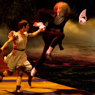 『シルク・ドゥ・ソレイユ 3D 彼方からの物語』  -(C) 2011 Cirque du Soleil Burlesco LLC. All Rights Reserved.