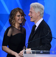 ビル・クリントン元合衆国大統領とジェニファー・ローレンス -(C) Getty Images