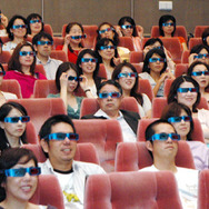 3Dメガネを装着して試写会を楽しむ観客
