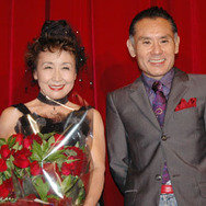『エディット・ピアフ 〜愛の讃歌〜』の公開を記念してゲストとして劇場に来場した加藤登紀子と片岡鶴太郎