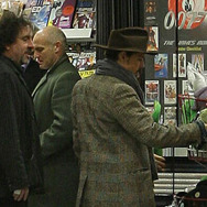 ロンドンでクリスマス・ショッピングを楽しむジョニー・デップとティム・バートン -(C) Splash/AFLO