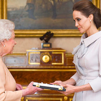 アンジェリーナ・ジョリー、エリザベス女王から名誉勲章を授与！ 画像
