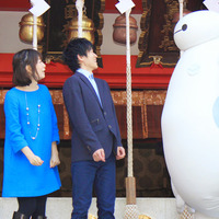 ベイマックスが“アカデミー賞”祈願！　新宿・花園神社参拝でペコリ 画像