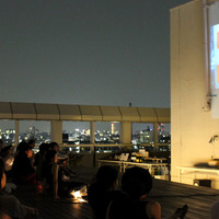 屋上ウッドデッキで映画鑑賞「ルーフトップシネマ 」第1回目は『フランシス・ハ』 画像