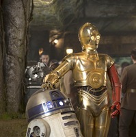 『スター・ウォーズ』の“名コンビ”に何が!?  左腕が赤いC-３POの最新写真解禁 画像