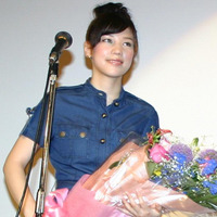 仲里依紗、地元・長崎で『時かけ』舞台挨拶　祖母からのサプライズ花束に思わず涙　 画像