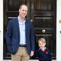 ジョージ王子、父・ウィリアム王子に手を引かれて初登校！ 画像
