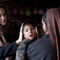 アンジー、UNHCR親善大使としてアフガニスタンを訪問、難民支援を訴える 画像