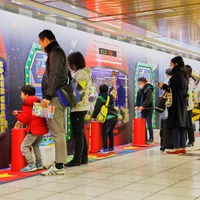 【ディズニー】ピクサー映画のキャラクターたちが新宿駅をプチジャック！ 画像