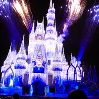 【海外ディズニー】エルサの魔法でお城が大変身！ミッキーのクリスマス・パーティー開催中 画像