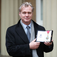 クリストファー・ノーラン監督、大英帝国勲章を受章 ウィリアム王子が授与 画像