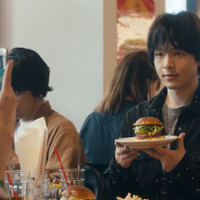 『人数の町』中村倫也、SNSに写真投稿で食事ゲット？新写真公開 画像