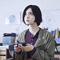 平手友梨奈演じるヒロイン“ヒナコ”の手に拳銃…『ザ・ファブル』新写真 画像