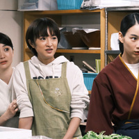 “若女将”大島優子、のんに着付け＆接客の心得を伝授『天間荘の三姉妹』本編映像 画像