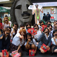 制服“黒ヒゲ”ギャルが渋谷を征服！　『ボラット』全国一斉プロモーション 画像