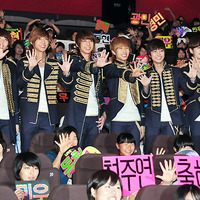 韓流人気グループ「BOYFRIEND」と一緒にダンスに観客熱狂！　「愛してる」に悲鳴 画像