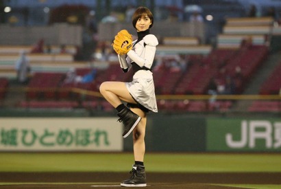 篠田麻里子、始球式に宇宙服＆ミニスカで登場！ 画像