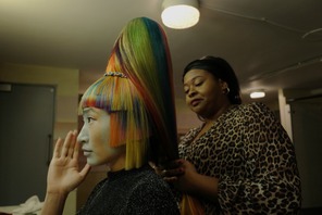 カリスマ美容師の変死を追う…A24が放つワンショット・ミステリー『メドゥーサ　デラックス』公開 画像