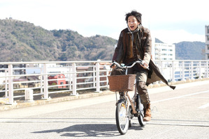 綾野剛の“怪物”、初めての自転車！「フランケンシュタインの恋」クラインクイン 画像