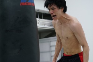 鈴木伸之、過酷なトレーニングで鍛えた肉体美を披露！『東京喰種』 画像