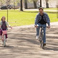 【特別映像】ラッセルパパが娘に教える思い出の自転車シーン公開『パパが遺した物語』・画像
